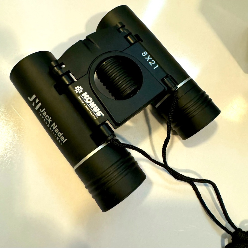 Compact binoculars